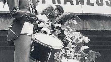 Trommeln gehört zum Handwerk. Beim Deutsch-Französischen Volksfest 1980 traten auch diese Majorettes aus Saint-Etienne auf. 