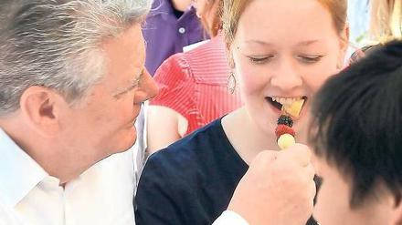 Mahlzeit. Bundespräsident Gauck im Dialog mit einer jungen Frau. Foto: dpa