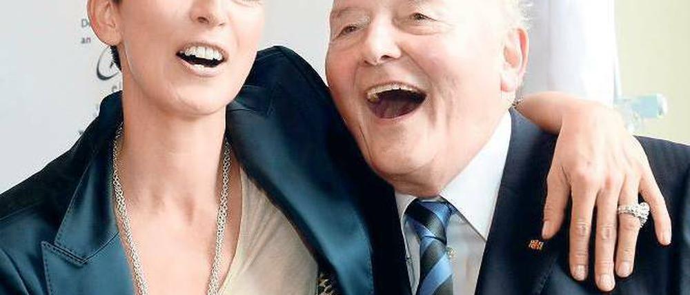 Die haben gut lachen. Nena umarmt Hermann Rauhe, Präsident von „Il canto del mondo“ im Französischen Dom. Foto: dpa