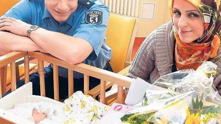 Pate in Uniform. Polizist Mario Stöcklein besuchte am Sonntag Mutter Saliha Yakut und ihr Baby Yaren im Urban-Krankenhaus. 