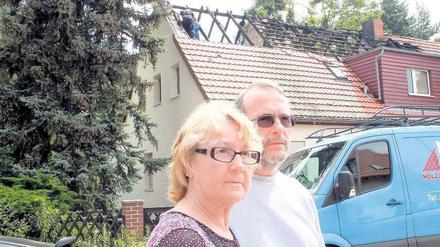 Vor ihrem stark beschädigten Haus: Das Ehepaar Dörger.