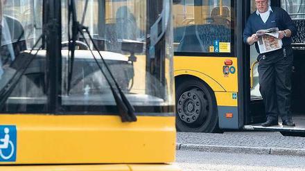 Umsteigen, bitte. Die Baseler Verkehrsbetriebe suchen Busfahrer – auch in Berlin. Dabei findet auch die BVG seit Längerem zu wenig geeignete Bewerber für den Dienst hinterm Lenkrad. 