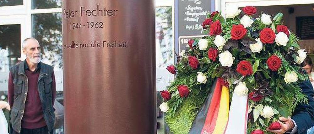 Zur Erinnerung. An der Stele, die für Peter Fechter errichtet wurde, wurden gestern Blumen und Kränze abgelegt.