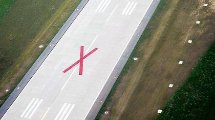 Landen verboten. Das Kreuz auf der neuen Bahn in Schönefeld soll Piloten signalisieren, dass die Piste nicht in Betrieb ist. Daran wird sich vorerst auch nichts ändern. 