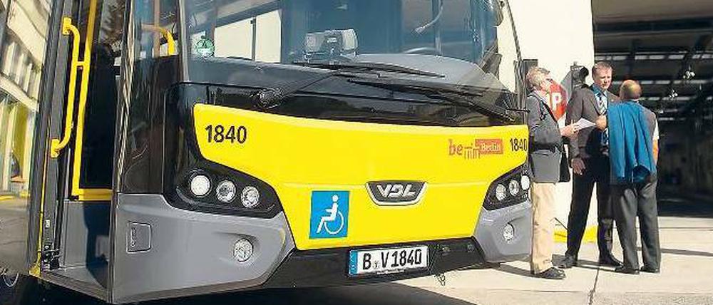 Gelber Holländer. Die neuen Leichtbaubusse stammen von der niederländischen Firma VDL. Zwei dieser Fahrzeuge rollen zu Testzwecken durch den Norden Berlins.