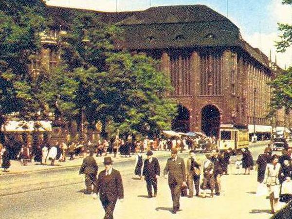 Bummeln bei Wertheim. Als diese Aufnahme im Jahr 1939 entstand, dominierten Fußgänger auf dem Leipziger Platz. 