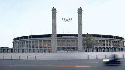 Dieser Bau steht immer im Zentrum. Eröffnet wurde das Olympiastadion 1936. Um mit der Symmetrie der strengen NS-Architektur zu brechen, wurde nach der Sanierung 2004 eine abseitsstehende, 18 Meter hohe Lichtstele auf dem Vorplatz aufgebaut (links im Bild). Die olympischen Ringe zwischen dem 36 Meter hohen Bayern- und Preußenturm hängen dort seit den Spielen. Bei der 250 Millionen Euro teuren Sanierung allerdings ist kein Stein auf dem anderen geblieben – die Podbielksi-Eiche (rechts neben dem Preußenturm) gilt übrigens als ältestes Relikt auf dem Stadiongelände. Sie stand schon vor dem Stadionbau an dieser Stelle. 