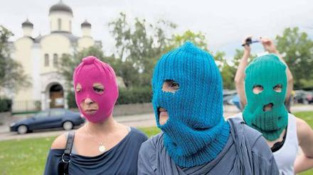 Stilecht. Drei junge Frauen kamen aus Solidarität zur Punkband Pussy Riot an den Hohenzollerndamm – sie blieben von Anfang an maskiert. Foto: dapd