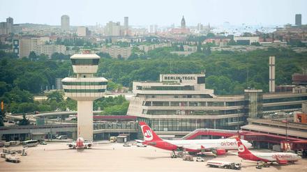 Letzter Aufruf. Nach den Fliegern sollen Industrieunternehmen den Flughafen nutzen. Terminal und Tower bleiben erhalten. Foto: dapd