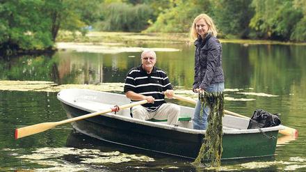 Grunewald-Loreley. Viola Hügerich, hier im Boot mit Jürgen Hänig vom Anglerverein Wilmersdorf, hatte vor zwei Jahren die Idee zur Wasserpflanzen-Aktion.