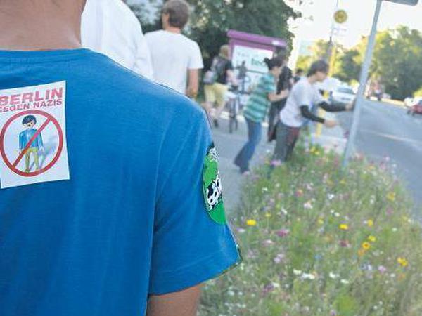 Mit Logo gegen Neonazis. Bei ihren Einsätzen in Ortsteilen wie Johannisthal machen die Aktivisten von „Uffmucken“ aus ihrer Mission kein Hehl. 