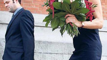 Abschied. Mit einem Blumenstrauß verließ Ex-Senatorin Sybille von Obernitz am Dienstag das Rote Rathaus, in Begleitung des Chefs der Senatskanzlei Björn Böhning. Kurz zuvor war Obernitz die Entlassungsurkunde ausgehändigt worden. 