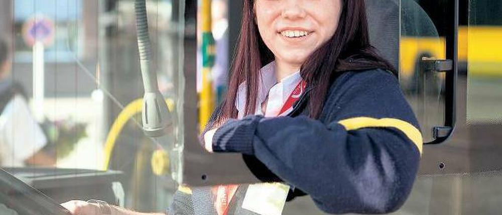 Zusteigen, bitte! Stephanie Mikolay ist eine der ersten zehn Frauen, die von der Agentur für Arbeit an die BVG vermittelt wurden - und sich dort zur Busfahrerin ausbilden lassen. In den nächsten Wochen startet sie in den Beruf.
