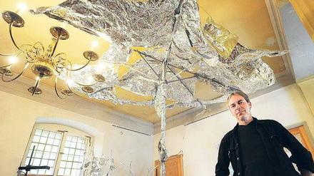Neue Kunst im alten Schloss. Künstler Carsten Hensel ist in Sacrow mit seiner Installation „Silberschirm“ vertreten. Foto: dpa/Bernd Settnik
