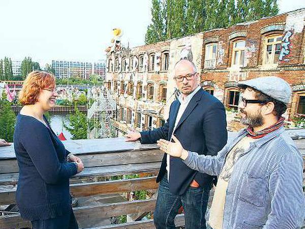 Im Juli bekam Juval Dieziger (rechts), der aus der Schweiz stammende frühere Küchenchef und Mitbegründer der Bar 25, beispielsweise Besuch von einer SPD-Delegation mit dem Landesvorsitzenden Jan Stöß.