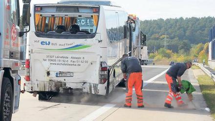 Am Unfallort. Auf den Bus aus Thüringen war ein Lastwagen aufgefahren. Foto: dpa/Bernd Settnik