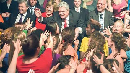 Die Bürger und ich. Bundespräsident Joachim Gauck besuchte am Montag neben der Neuköllner Sehitlik-Moschee auch Jugendliche des Stadtteilzentrums „Alte Feuerwache“. Foto: dapd