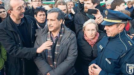 Botschafter. Mittes Bezirksbürger Christian Hanke (SPD, links) kam am Mittwoch an den Pariser Platz, um mit den protestierenden Flüchtlingen zu sprechen. 