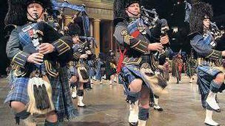 Gruppendynamik. Die Dudelsäcke dürfen bei keinem Militärmusikfestival fehlen: Die 170 Musiker von Massed Pipes &amp; Drums kommen in schottischen Uniformen. Foto: promo