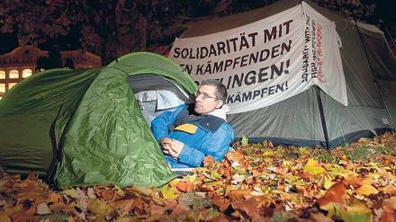 Auch im "Camp der Diskriminierten" in Kreuzberg wird protestiert. Turgay, Journalist und Flüchtling aus der Türkei, hat Sehnsucht nach seiner Familie – und will doch aushalten in seinem kleinen Zelt am Oranienplatz. 