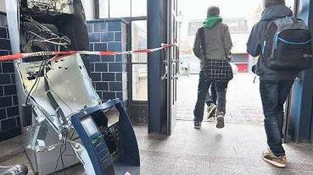 Spuren auf dem Schulweg. Der zerstörte Automat im Bahnhof Heerstraße.Foto: dpa