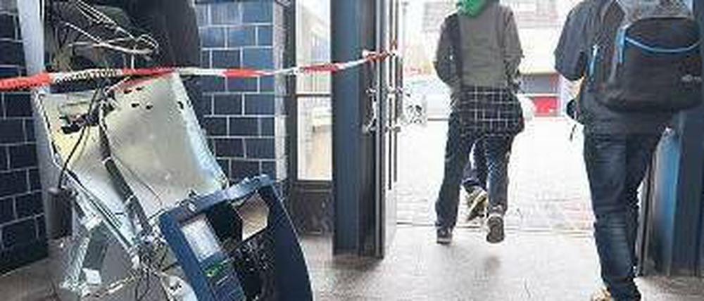 Spuren auf dem Schulweg. Der zerstörte Automat im Bahnhof Heerstraße.Foto: dpa