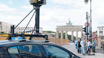 Unter Beobachtung. Der Internetkonzern Google schickte im Sommer 2008 Kamerawagen durch Berlin und nahm für seinen Dienst „Street View“ Panoramafotos von sämtlichen Straßen und Häusern auf. 