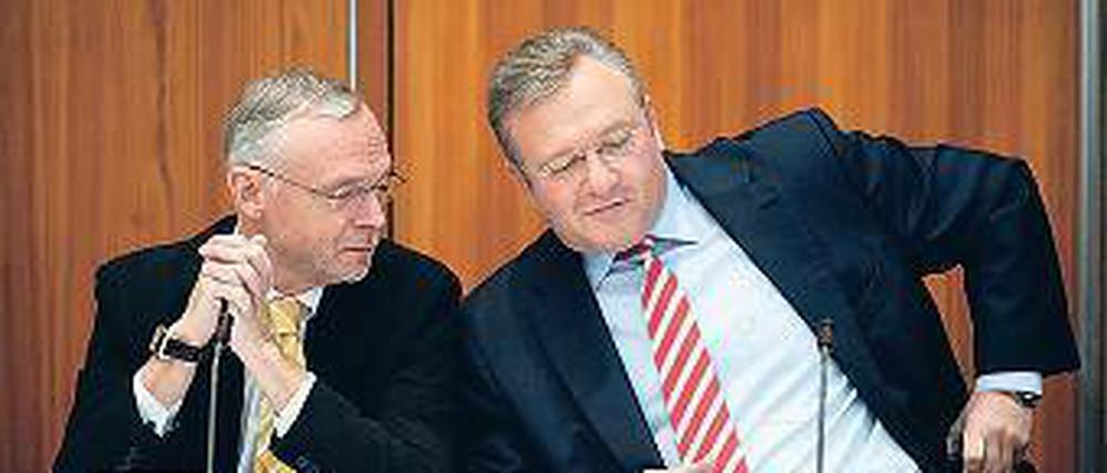 Im Ausschuss. Innensenator Frank Henkel und sein Staatssekretär Bernd Krömer (beide CDU) müssen sich vielen Fragen stellen. Sie stehen wegen verschiedener Affären in den Sicherheitsbehörden in der Kritik.