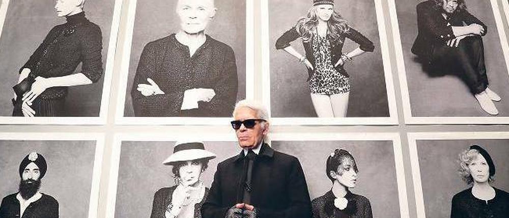 Ein Mann und seine Musen. Karl Lagerfeld wurde am Dienstagabend selbst zur Ausstellungseröffnung erwartet – natürlich mit Sonnenbrille und Chanel-Anzug. Foto: Reuters
