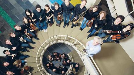 Meister und Schüler. Dirigent Simon Rattle (links vorne) und sein Musikernachwuchs. 