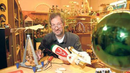 Pyramidenklinik. 4500 Erzgebirgsartikel bietet Günter Münzberg in seinem Laden in Spandau an. Aber er repariert auch verunfallten Weihnachtsstubenschmuck. 