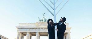 Glaubensbekenntnis. Gemeinsam haben die Rabbiner Yehuda Teichtal (rechts) und Shmuel Segal gestern auf dem Pariser Platz einen sechs Meter hohen Chanukka-Leuchter aufgestellt. Angezündet wird er aber erst am morgigen Sonntag um 18.30 Uhr. 