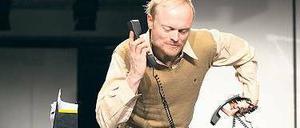 Telefonist auf Zeit. Schauspieler Max Löwenstein und seine Kollegen haben die Arbeit in einem echten Callcenter ausprobiert – und waren schockiert. 