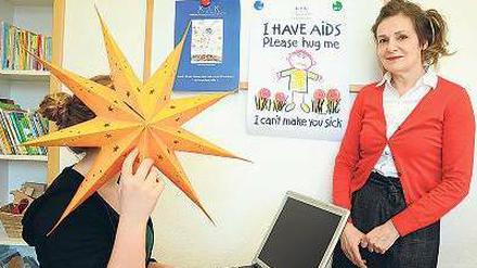 Gemeinsam stark. Anna (hinterm Stern) und ihre Kinderärztin Mechthild Vocks-Hauck, die einen Verein gegründet hat, der Kindern mit HIV hilft. 