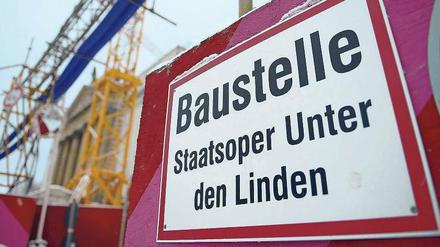 Aufgeschüttet. Die Risiken im Baugrund der Staatsoper sind selbst für Berliner Verhältnisse besonders hoch. Arbeiter fanden unerwartet Holzpfähle in 17 Meter Tiefe, einen Stahlträger und einen Tresor.