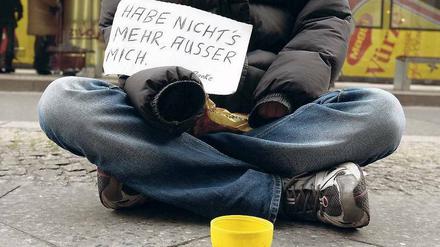 Auf sich selbst gestellt. Obdachlose haben zurzeit noch weniger Aussicht auf Hilfe. Die Unterkünfte sind überfüllt. Foto: dpa/Burgi