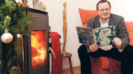 Dichter und Lenker. Jens-Holger Kirchner mit dem Buch, in dem sein Werk aus Kinderzeiten erschienen ist. Seit dem Runden Tisch 1989 ist er politisch aktiv, seit 2005 Stadtrat. 