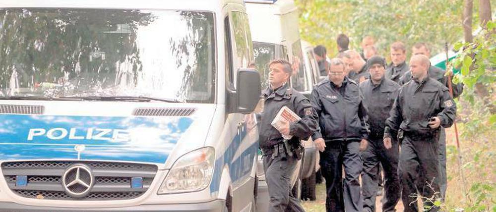 Großeinsatz. Nach der Entführung von Storkow durchsuchten Hundertschaften der Polizei das Gebiet. Foto: dpa/Nestor Bachmann