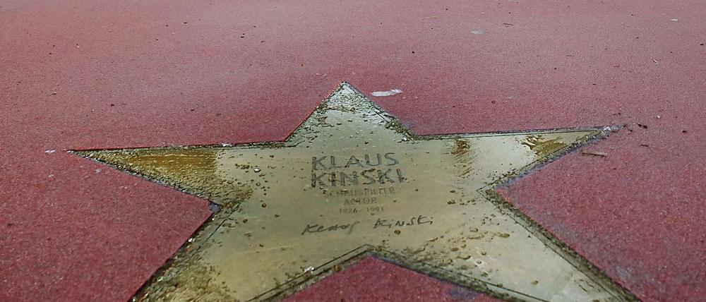 Roter Teppich. Die Ehrung für Klaus Kinski auf dem Mittelstreifen der Potsdamer Straße in Tiergarten stößt nach den Vorwürfen, die seine Tochter gegen ihn erhebt, einigen übel auf.