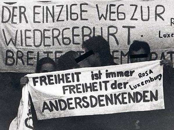 Gedenken und Denken. Beim Marsch zur Erinnerung an Rosa Luxemburg und Karl Liebknecht war 1988 nicht nur die DDR-Staatsmacht dabei, sondern auch die Opposition mit eigenen Plakaten.