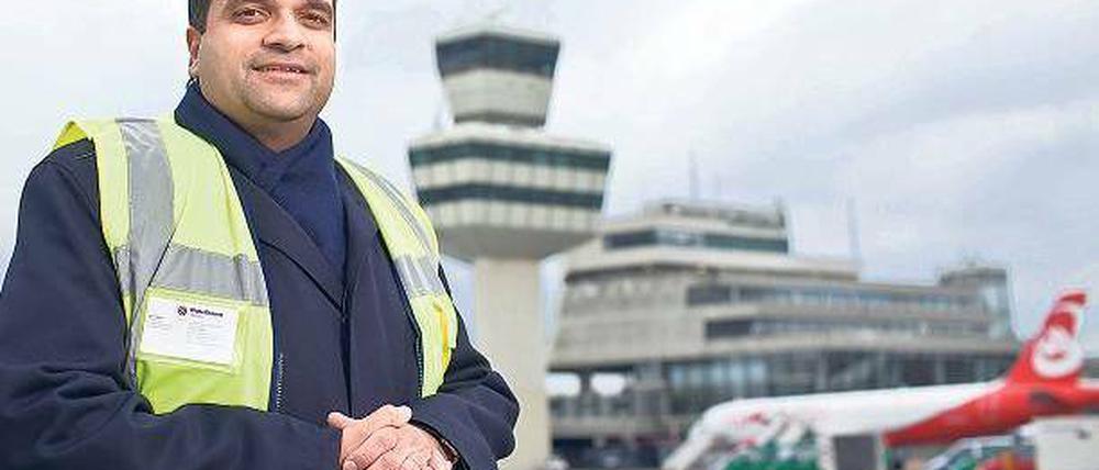 Supervisor Passenger Arun Seth kümmert sich als Mitarbeiter von Globe Ground Berlin um den Passagierservice - von Gepäckproblemen bis zu Getränkegutscheinen für länger wartende Fluggäste.
