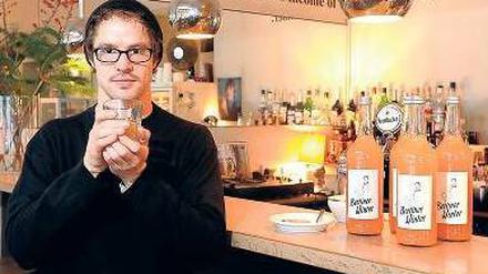 Winter-Erfinder. Benjamin Fischer mixt Wodka mit Apfelsaft und Gewürzen. Der Name kam ihm in einer eiskalten Nacht in Berlin.