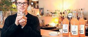 Winter-Erfinder. Benjamin Fischer mixt Wodka mit Apfelsaft und Gewürzen. Der Name kam ihm in einer eiskalten Nacht in Berlin.