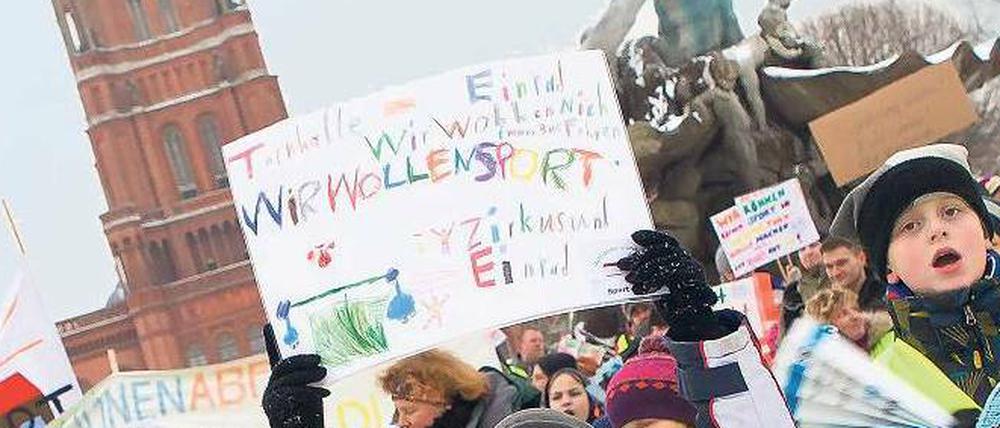 „Wir wollen Sport“. Schüler und Eltern demonstrierten am Mittwoch vor dem Roten Rathaus.