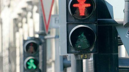 Bei Rot stehen, bei Grün gehen. Nicht nur Autofahrer müssen zahlen, wenn sie das rote Ampellicht ignorieren. Bei Kontrollen werden auch Fußgänger zur Kasse gebeten. 