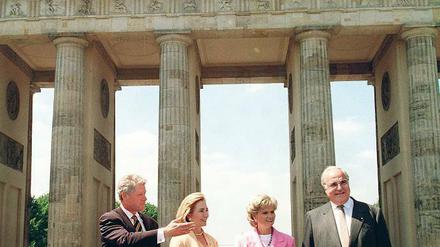 1994. Der damalige US-Präsident Bill Clinton und seine Frau Hillary spazierten am 12. Juli mit Bundeskanzler Helmut Kohl und dessen Frau Hannelore durch das Berliner Wahrzeichen. Foto: dpa/picture-alliance