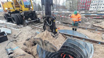 Schön vorsichtig. Eine Kampfmittelräumfirma füllt in Oranienburg eine Bombenfundstelle an der Bahn. Foto: ZB/Bernd Settnik