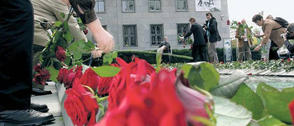Gedenkrosen. Am Mahnmal für die Opfer des 17. Juni 1953 werden regelmäßig Blumen und Kränze niedergelegt. Den Opferverbänden reicht das nicht aus.