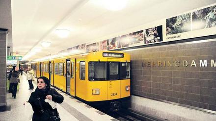 Der fast fertig umgestaltete U-Bahnhof Mehringdamm zeigt Fotos aus dem Kiez . 