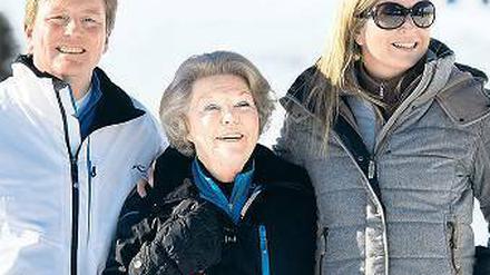Neue Niederländer. Königin Beatrix (Mitte) dankt ab, ihr Sohn Willem-Alexander und seine Frau Máxima rücken nach. Foto: dpa